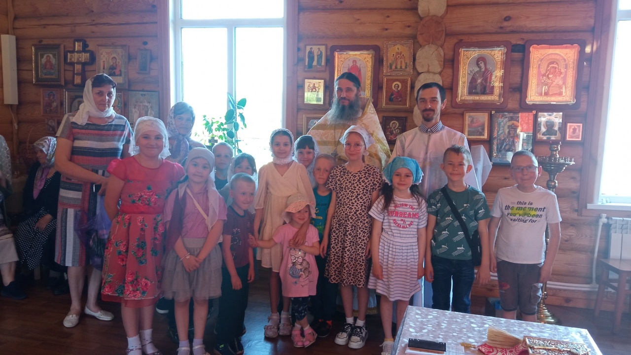 Посещение Троицкого храма села, беседа со священником, отцом Валерием.