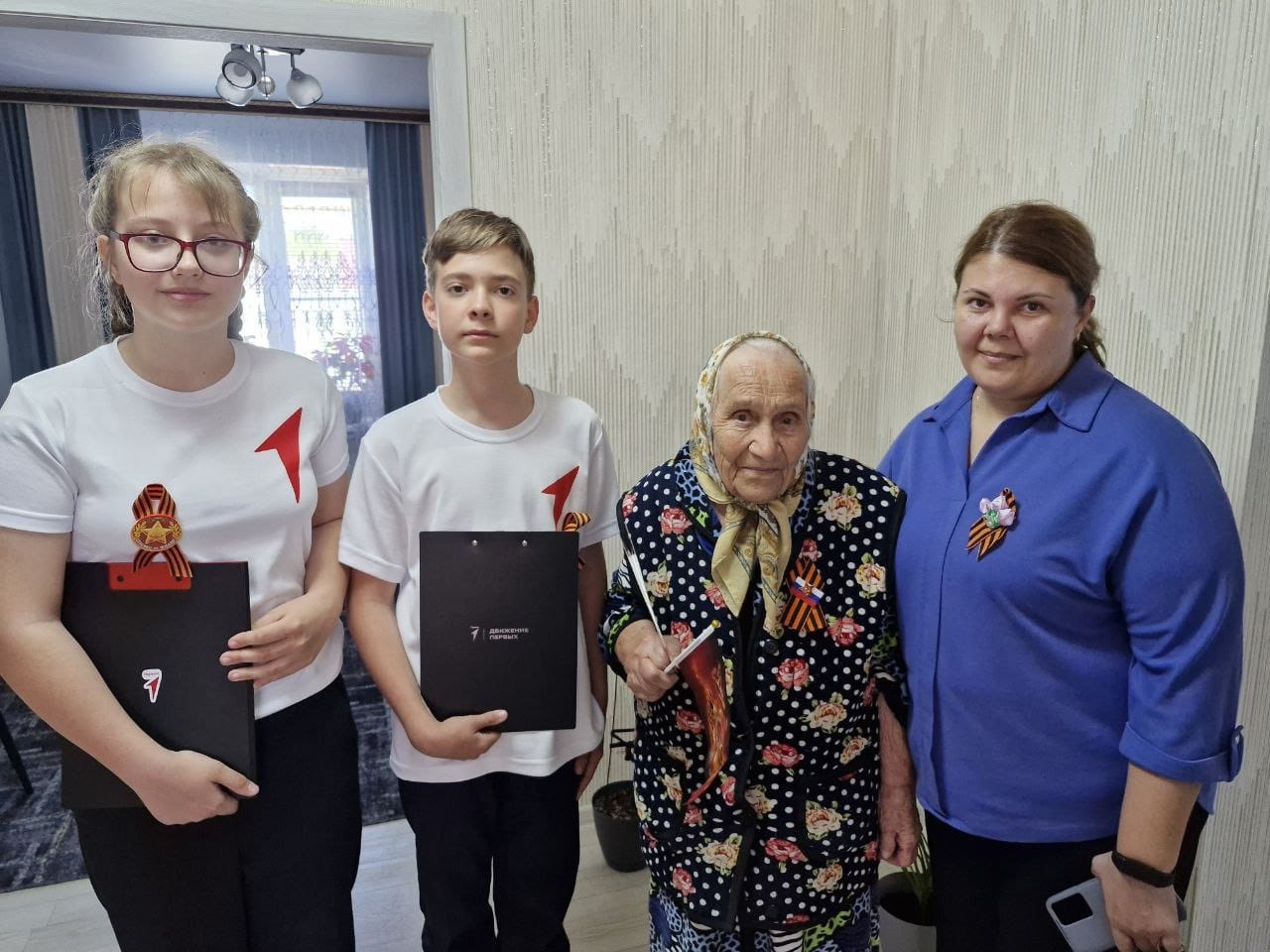 Активисты Движения Первых нашей школы поздравляли Тружеников тыла.