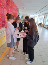 Волонтеры  распространяли  значок «Красная гвоздика»  среди учеников. педагогов и  других работников школы.