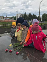Дошкольники группы «Лучики» возложили цветы к памятнику защитников детей Донбаса и побывали на экскурсии в краеведческом музее.